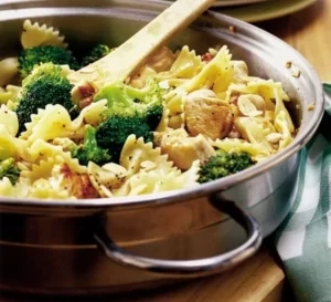 Mediterranean chicken and broccoli pasta